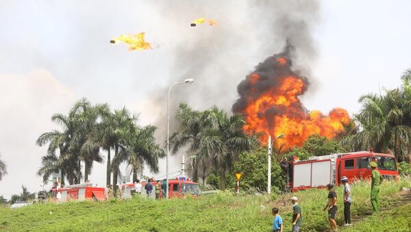 Đã có một số thùng phuy chứa hóa chất phát nổ, bay lên cao hàng chục mét. - Sputnik Việt Nam