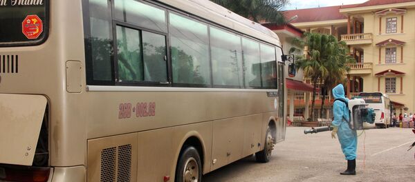 Lực lượng chức năng phun khử trùng xe chở lưu học sinh Lào tại trường Cao đẳng y tế Sơn La. Lực lượng chức năng phun khử trùng xe chở lưu học sinh Lào tại trường Cao đẳng y tế Sơn La. - Sputnik Việt Nam