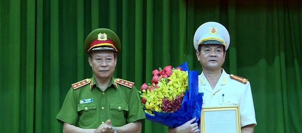 Trong ảnh: Thượng tướng Lê Quý Vương, Thứ trưởng Bộ Công an trao Quyết định của Bộ trưởng Bộ Công an về việc điều động Đại tá Lê Hồng Nam, Giám đốc Công an tỉnh Long An đến nhận công tác và giữ chức vụ Giám đốc Công an Thành phố Hồ Chí Minh từ ngày 1/7/2020. Ảnh: TTXVN phát Trong ảnh: Thượng tướng Lê Quý Vương, Thứ trưởng Bộ Công an trao Quyết định của Bộ trưởng Bộ Công an về việc điều động Đại tá Lê Hồng Nam, Giám đốc Công an tỉnh Long An đến nhận công tác và giữ chức vụ Giám đốc Công an Thành phố Hồ Chí Minh từ ngày 1/7/2020. Ảnh: TTXVN phát - Sputnik Việt Nam