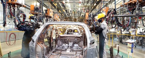 Dây chuyền lắp ráp ô tô du lịch tại nhà máy của Công ty Cổ phần Ô tô Trường Hải (Thaco) trong Khu kinh tế mở Chu Lai, huyện Núi Thành, tỉnh Quảng Nam.  - Sputnik Việt Nam