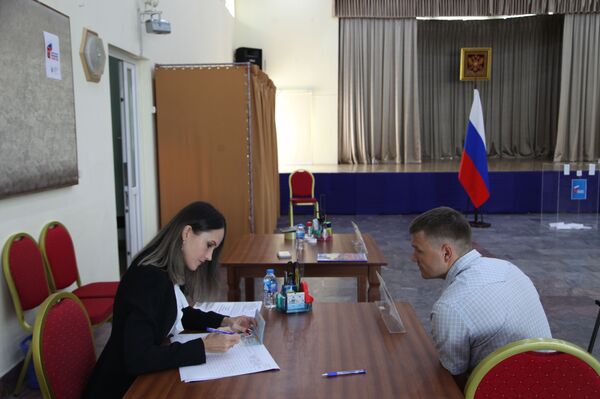 Tại Việt Nam diễn ra cuộc bỏ phiếu về sửa đổi Hiến pháp Nga Tại Việt Nam diễn ra cuộc bỏ phiếu về sửa đổi Hiến pháp Nga - Sputnik Việt Nam