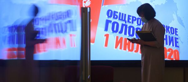 Người phụ nữ đeo mặt nạ y tế tại trung tâm thông tin của Ủy ban bầu cử trung ương Nga ở Moscow Người phụ nữ đeo mặt nạ y tế tại trung tâm thông tin của Ủy ban bầu cử trung ương Nga ở Moscow - Sputnik Việt Nam