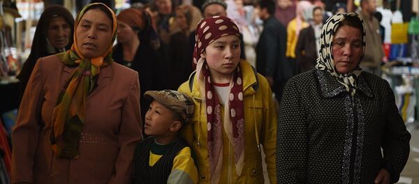 Trong quá trình đối đầu vì các vấn đề thương mại thế giới, Hoa Kỳ đã gây áp lực toàn diện đối với Trung Quốc. Một trong số đó là Trung Quốc, dưới vỏ bọc chống khủng bố, đã vi phạm nhân quyền của Khu tự trị Tân Cương. - Sputnik Việt Nam