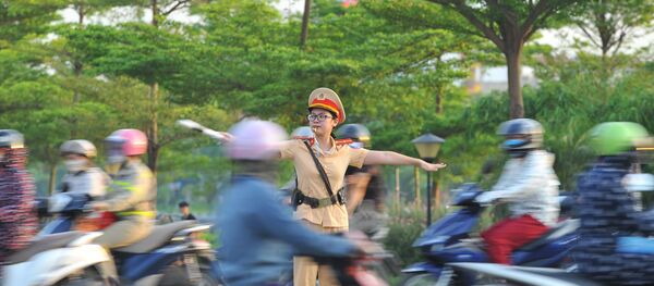 Các chiến sỹ Cảnh sát giao thông Công an Tp Ninh Bình bám chốt, ứng trực phân luồng giao thông trong những ngày nắng nóng đỉnh điểm. - Sputnik Việt Nam