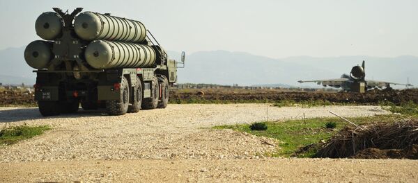 Hệ thống tên lửa phòng không S-400 làm nhiệm vụ chiến đấu tại căn cứ không quân Nga ở Hmeymim, Syria Hệ thống tên lửa phòng không S-400 làm nhiệm vụ chiến đấu tại căn cứ không quân Nga ở Hmeymim, Syria - Sputnik Việt Nam