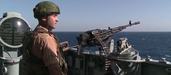 Quân nhân Nga trực chiến cảnh giới trên tuần dương hạm tên lửa Cận vệ “Matxcơva”  ngoài khơi bờ biển Latakia - Sputnik Việt Nam