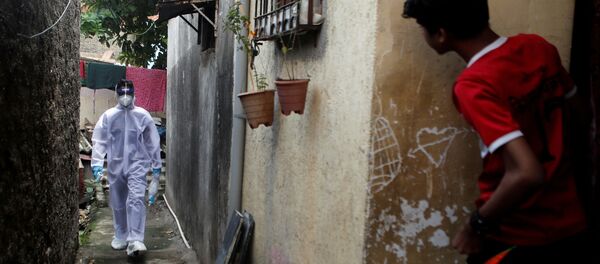 Nhân viên y tế mặc đồ bảo hộ trong khu ổ chuột Mumbai, Ấn Độ - Sputnik Việt Nam