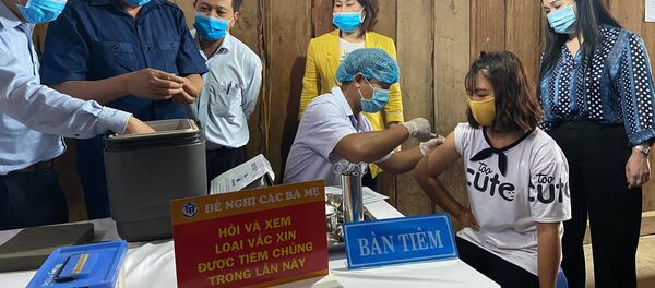 Thứ trưởng Đỗ Xuân Tuyên kiểm tra việc tiêm chủng tại xã Quang Hoà, huyện Đắk Glong. - Sputnik Việt Nam