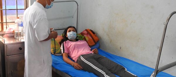 Các bác sỹ tại Trung tâm Y tế huyện Đăk Tô, tỉnh Kon Tum thăm, khám cho bệnh nhân mắc bệnh bạch hầu. - Sputnik Việt Nam