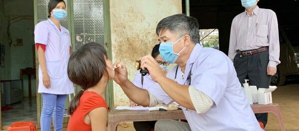 Ngành y tế tỉnh Gia Lai thực hiện khám sàng lọc cho người dân tại làng Bông Hiot, xã Hải Yang, huyện Đak Đoa- nơi có ca bệnh bạch hầu tử vong. - Sputnik Việt Nam