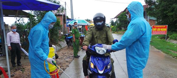 Chốt kiểm dịch do UBND huyện Sa Thầy tổ chức tại khu vực làng O, làng Trang, xã Ya Xiêr để ngăn chặn dịch bạch hầu lan rộng. - Sputnik Việt Nam