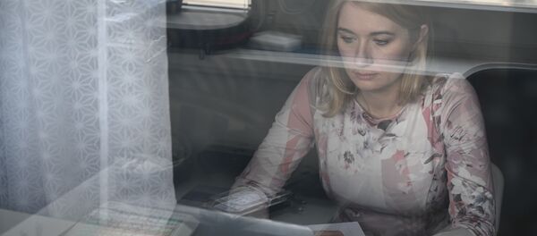 Một người phụ nữ làm việc từ xa. Một người phụ nữ làm việc từ xa. - Sputnik Việt Nam