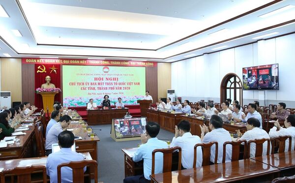 Bộ Chính trị yêu cầu dừng thí điểm trưởng ban dân vận kiêm chủ tịch mặt trận? - Sputnik Việt Nam