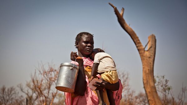 Người phụ nữ Nam Sudan có một đứa con và một cái lon trong tay - Sputnik Việt Nam