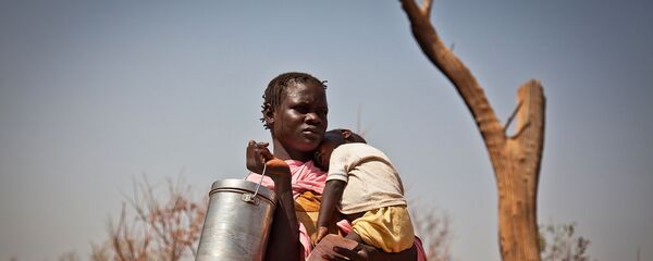 Người phụ nữ Nam Sudan có một đứa con và một cái lon trong tay - Sputnik Việt Nam