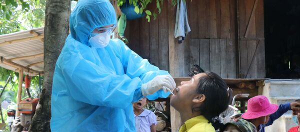 Nhân viên y tế lấy mẫu xét nghiệm bạch hầu tại buôn Diêo, xã Bông Krang, huyện Lắk, tỉnh Đắk Lắk. - Sputnik Việt Nam