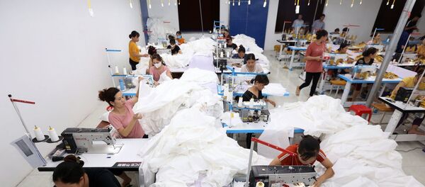 35 học viên của trường thực tập tại Công ty TNHH May Nam Thái Nguyên, sau khi tốt nghiệp được Công ty tiếp nhận vào làm việc. - Sputnik Việt Nam