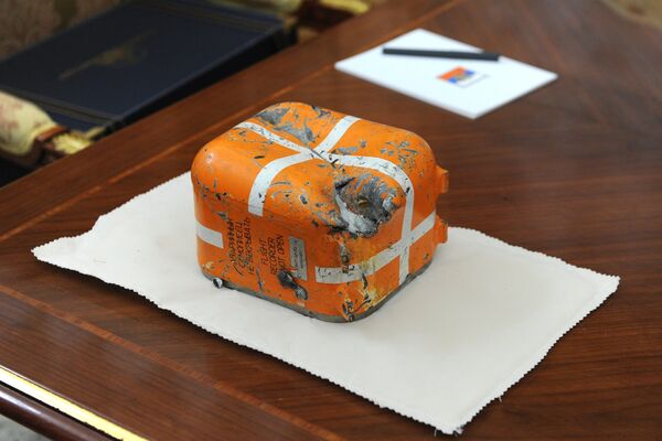 Hộp đen tự động ghi thông số từ chiếc máy bay Su-24 của Nga bị Không quân Thổ Nhĩ Kỳ bắn rơi Hộp đen tự động ghi thông số từ chiếc máy bay Su-24 của Nga bị Không quân Thổ Nhĩ Kỳ bắn rơi - Sputnik Việt Nam