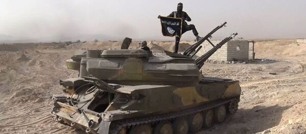 Chiến binh Daesh trên xe tăng ở Syria Chiến binh Daesh trên xe tăng ở Syria - Sputnik Việt Nam
