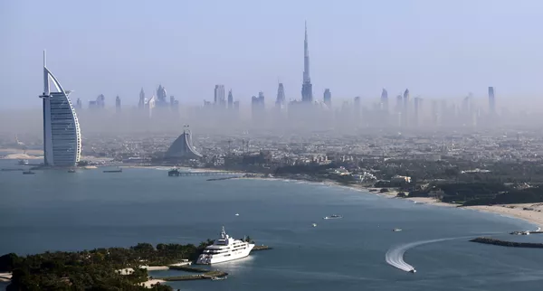 Cảnh trên tòa tháp cao nhất thế giới Burdj-Khalifa ở Dubai, Các Tiểu vương quốc Ả Rập thống nhất (UAE) Cảnh trên tòa tháp cao nhất thế giới Burdj-Khalifa ở Dubai, Các Tiểu vương quốc Ả Rập thống nhất (UAE) - Sputnik Việt Nam