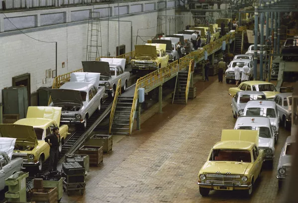 Trên dây chuyền lắp ráp xe GAZ-24 Trên dây chuyền lắp ráp xe GAZ-24 - Sputnik Việt Nam