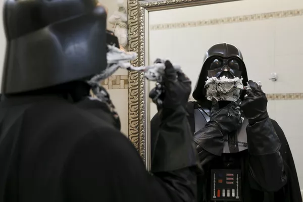 Darth Vader Nikolaevich cạo râu trước gương trong căn hộ của mình ở Odessa Darth Vader Nikolaevich cạo râu trước gương trong căn hộ của mình ở Odessa - Sputnik Việt Nam