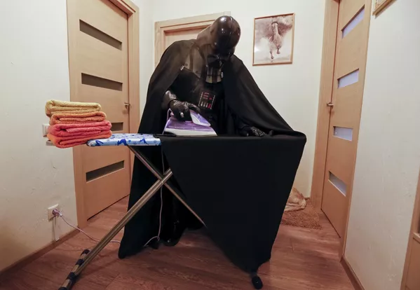 Darth Weder Nikolaevich là quần áo trong căn hộ của mình ở Odessa Darth Weder Nikolaevich là quần áo trong căn hộ của mình ở Odessa - Sputnik Việt Nam