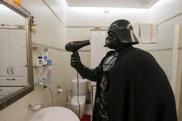 Darth Nikolaevich Vedyer với máy sấy tóc trong căn hộ của mình ở Odessa Darth Nikolaevich Vedyer với máy sấy tóc trong căn hộ của mình ở Odessa - Sputnik Việt Nam