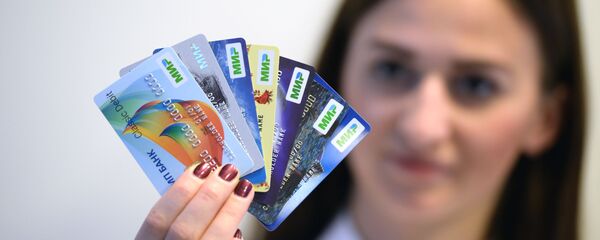 Những chiếc thẻ đầu tiên của hệ thống thanh toán quốc gia Mir Những chiếc thẻ đầu tiên của hệ thống thanh toán quốc gia Mir - Sputnik Việt Nam