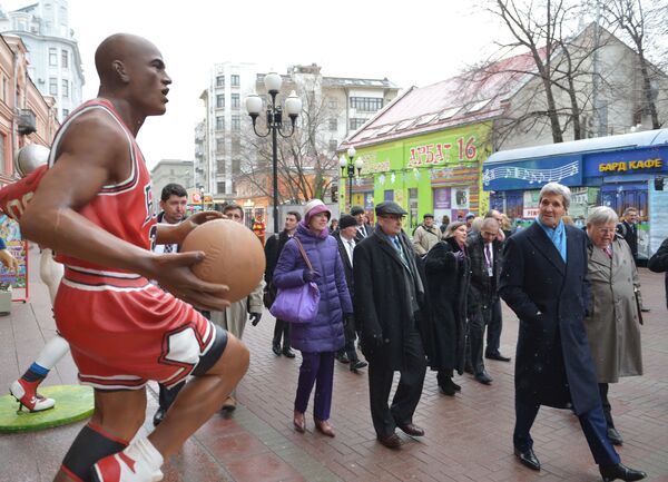 Ngoại trưởng Mỹ John Kerry ở phố Arbat ở Moskva - Sputnik Việt Nam