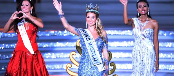 Á hậu I cô gái Nga Sofia Nikitchuk, Hoa hậu cô gái Tây Ban Nha Mireia Lalaguna Royo và Á hậu II cô gái  Indonesia Maria Harfanti. - Sputnik Việt Nam