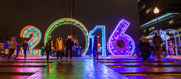 Khách đến dự Liên hoan quốc tế Ánh sáng Giáng sinh trên đại lộ Tsvetnoi Bulvar ở Moskva Khách đến dự Liên hoan quốc tế Ánh sáng Giáng sinh trên đại lộ Tsvetnoi Bulvar ở Moskva - Sputnik Việt Nam