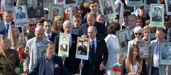 Tổng thống Nga Vladimir Putin dẫn đầu cuộc tuần hành của tổ chức yêu nước khu vực Trung đoàn bất tử Moskva đi qua Quảng trường Đỏ - Sputnik Việt Nam