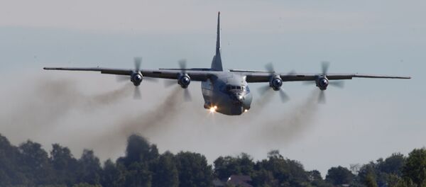 Máy bay AN-12 hạ cánh tại sân bay quân sự Levashovo - Sputnik Việt Nam