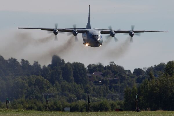 Máy bay AN-12 hạ cánh tại sân bay quân sự Levashovo - Sputnik Việt Nam