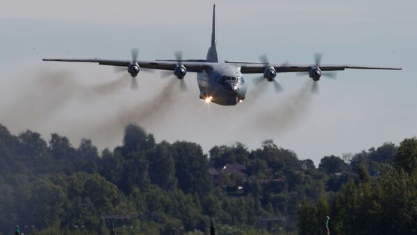 Máy bay AN-12 hạ cánh tại sân bay quân sự Levashovo - Sputnik Việt Nam