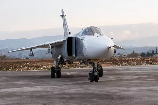 Phi công Nga trên nền máy bay chiến đấu tại căn cứ không quân Hmeymim ở Syria. - Sputnik Việt Nam