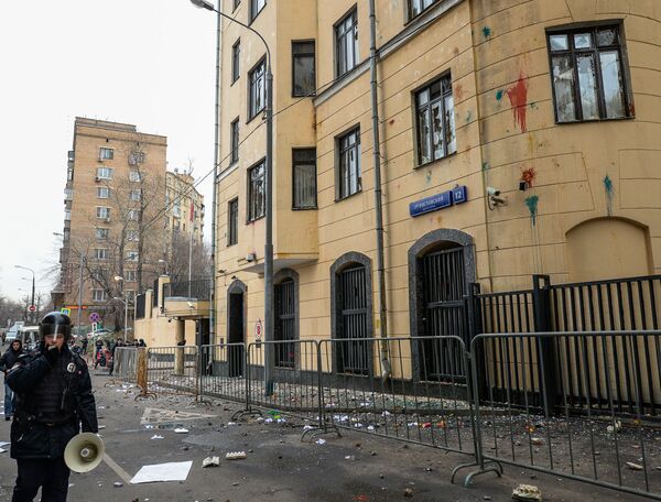 Người biểu tình tại Moskva phản đối hành động của Không quân Thổ Nhĩ Kỳ hô vang khẩu hiệu: Đây là cú đâm sau lưng từ Thổ Nhĩ Kỳ, Thổ Nhĩ Kỳ, NATO – phải chịu trách nhiệm. - Sputnik Việt Nam